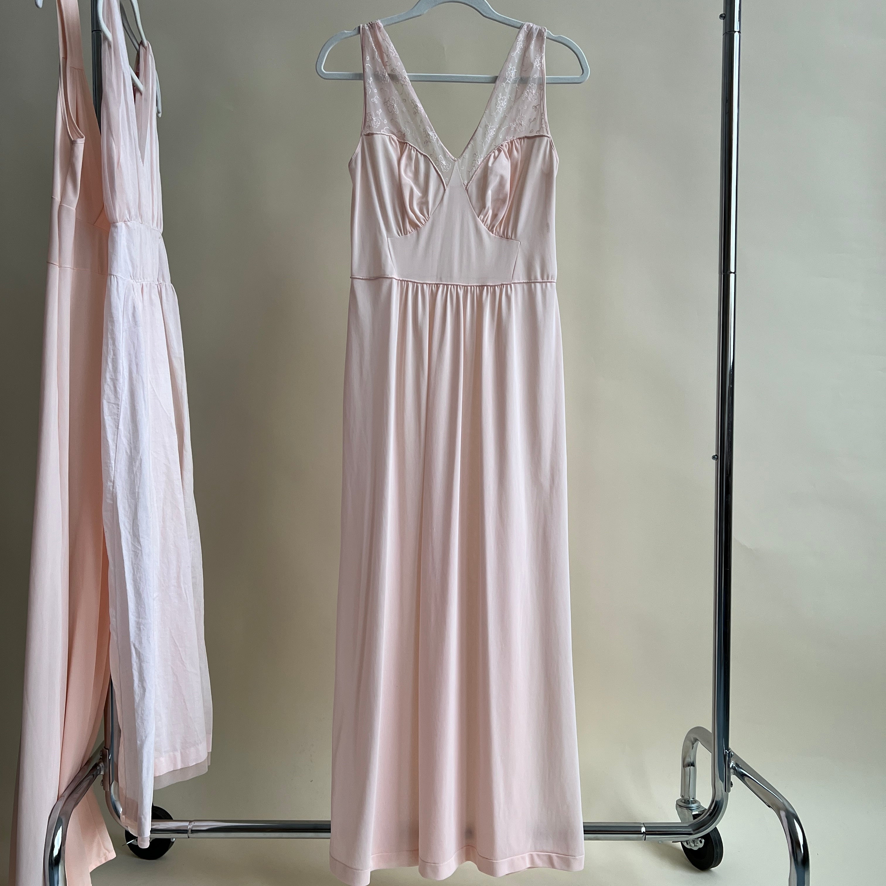 Vintage 50s pink embroidered sheer slip (M)