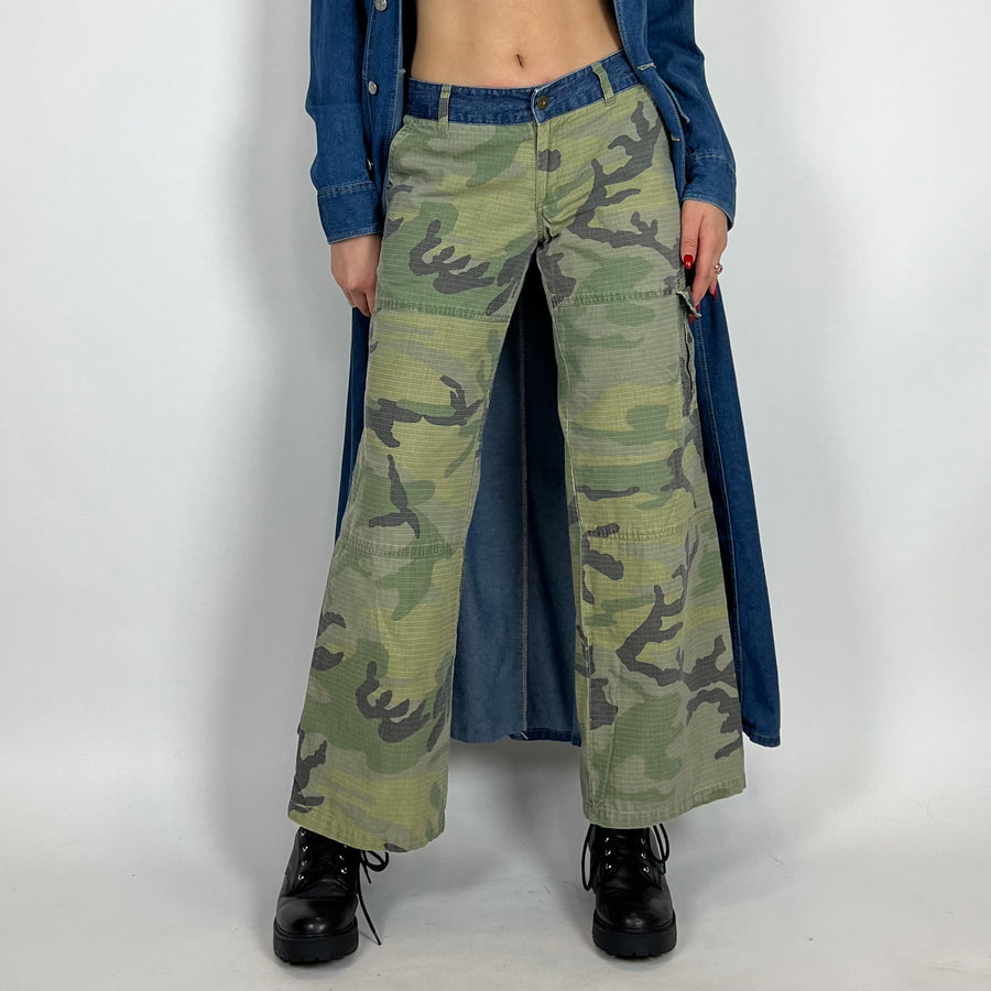 2000s Camo Print Cargo Pants (2/4)