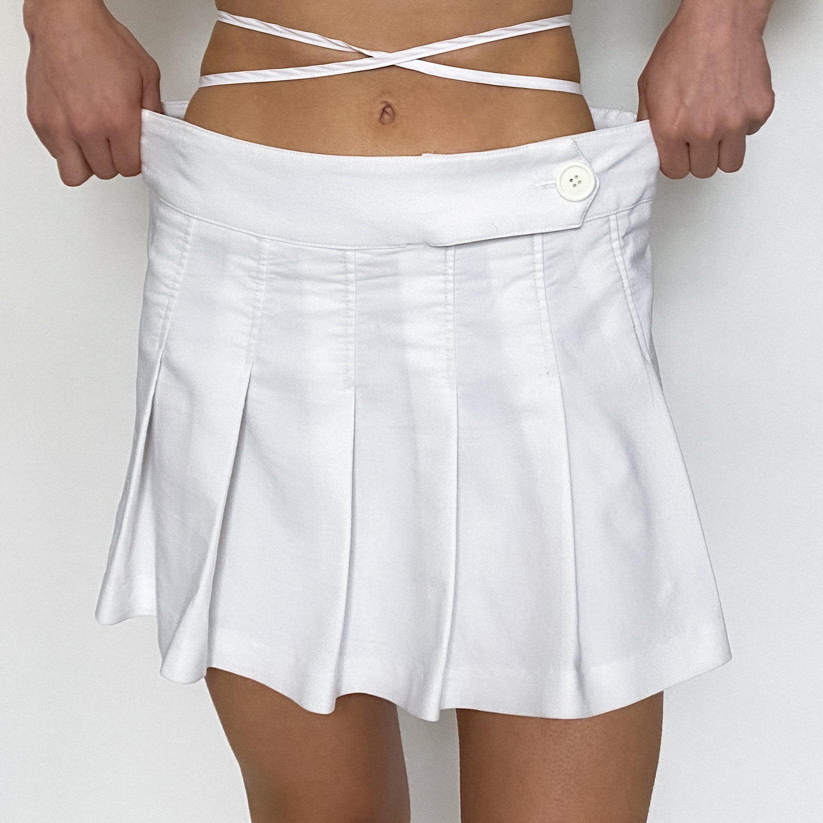 y2k white pleated mini skirt - medium