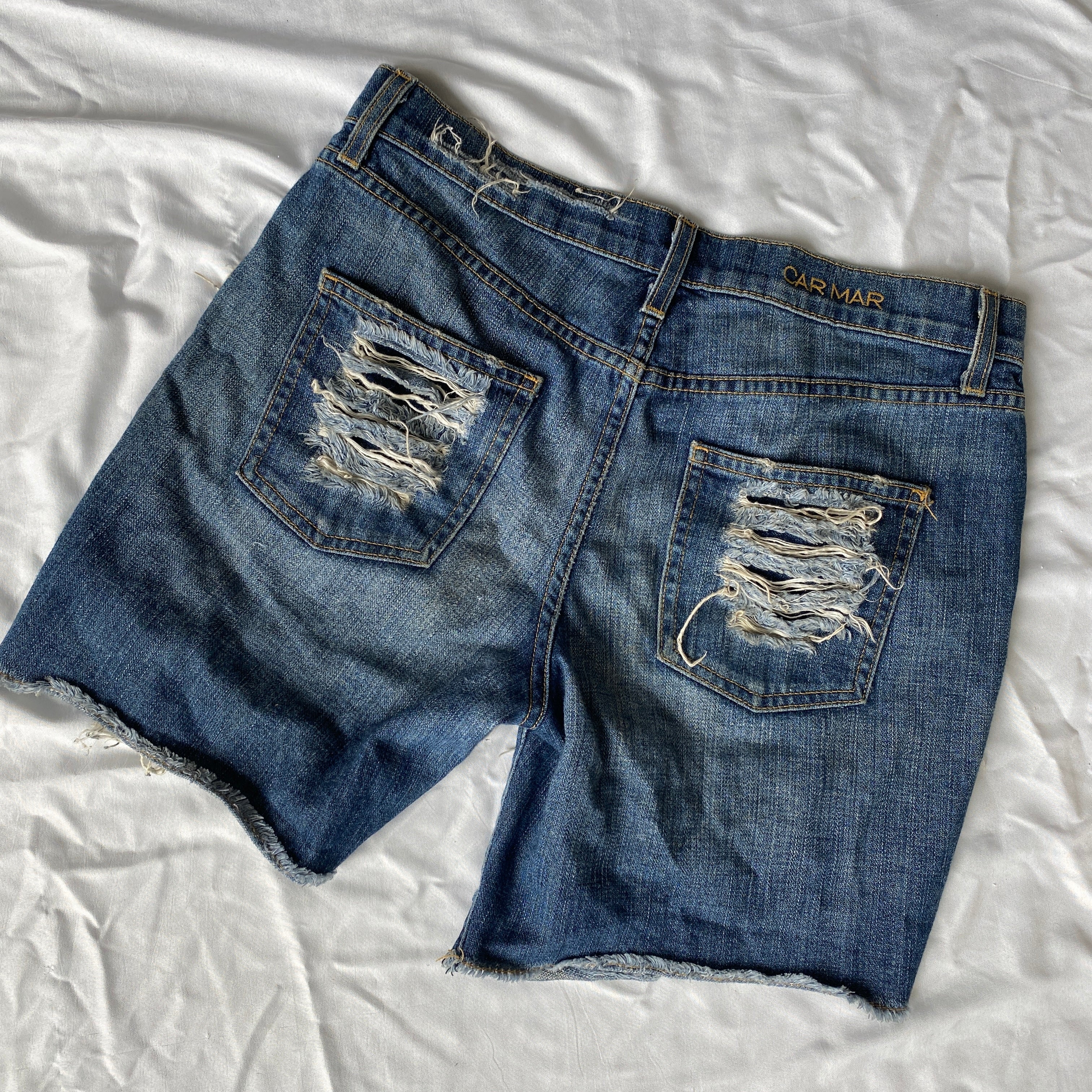 Destroyed denim bermudas