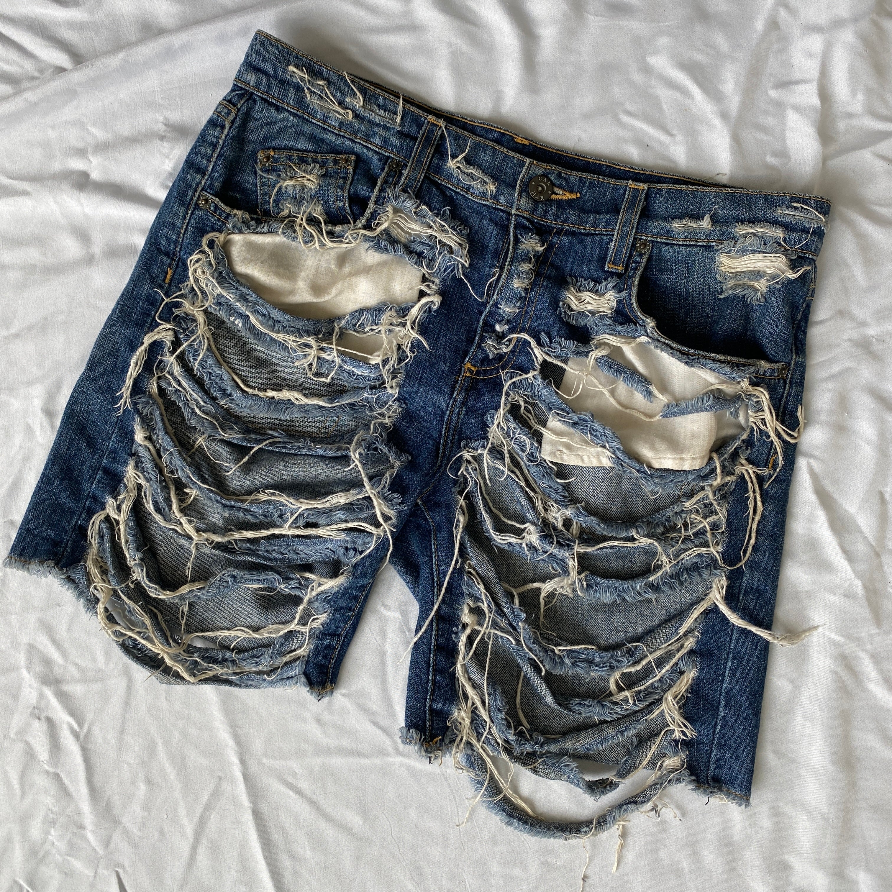 Destroyed denim bermudas