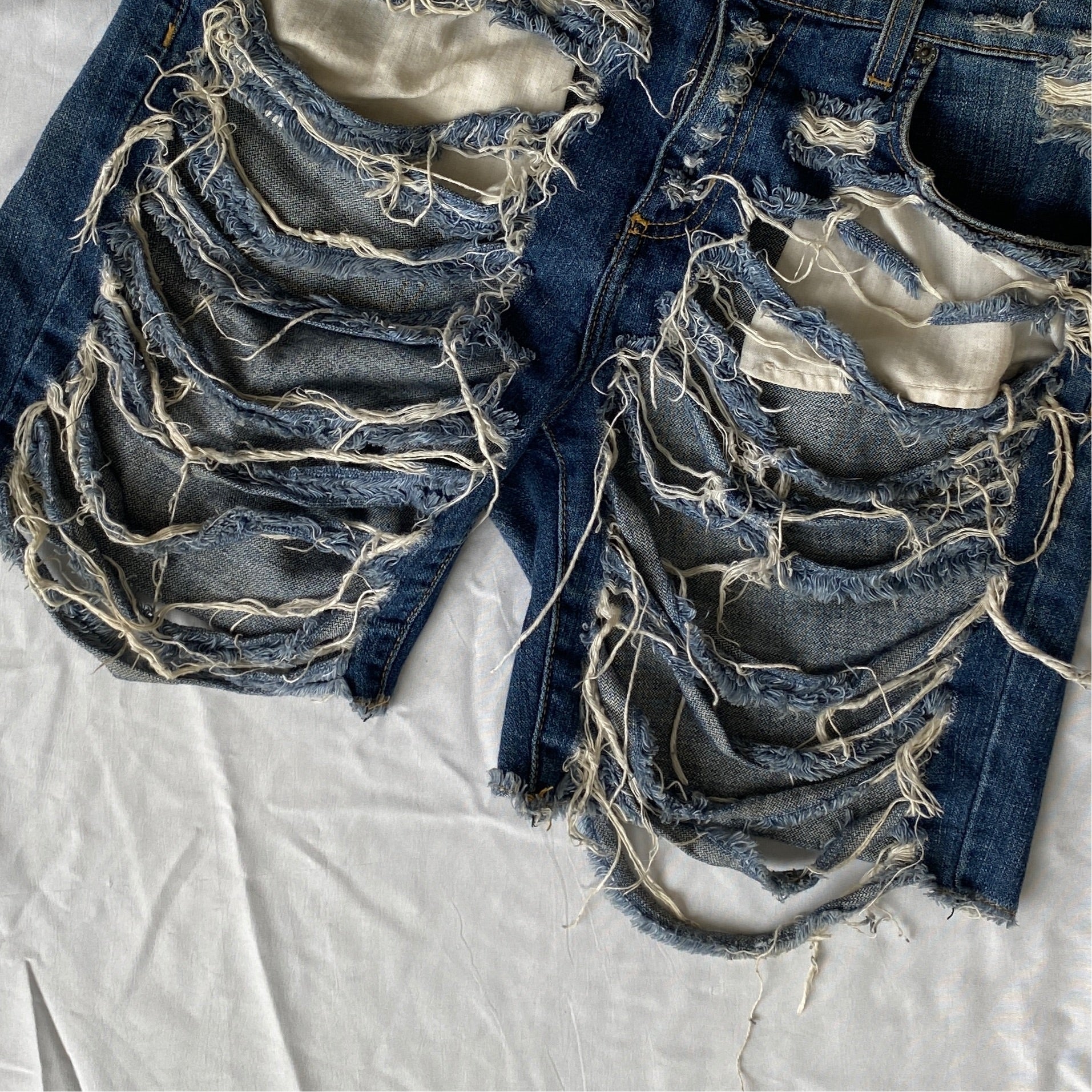 Destroyed denim bermudas